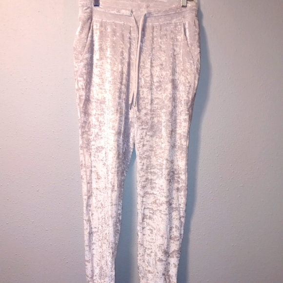 Lululemon “Ready To Crush” Crushed Velvet Joggers - Picture 4 of 10